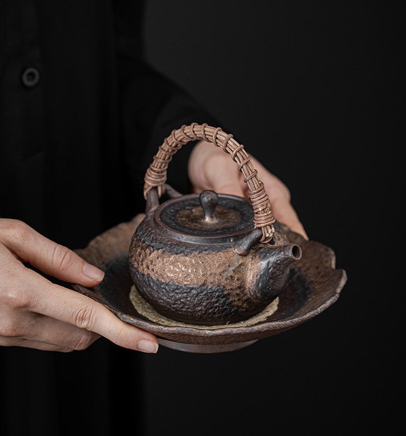 Handmade Stoneware Teapot Holder (Hu Cheng)