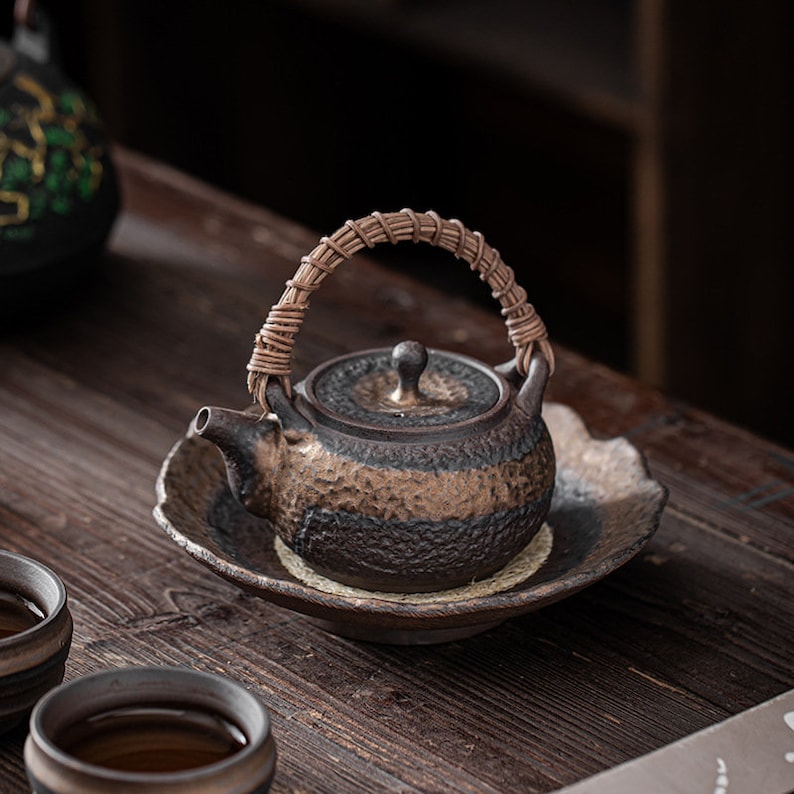 Handmade Stoneware Teapot Holder (Hu Cheng)